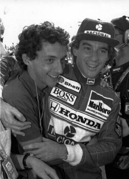 Il campionato di Formula 1 del 1991 per Ayrton Senna inizi nel migliore dei modi aggiudicandosi i primi 4 gran premi della stagione. Sabato 9 marzo il brasiliano festeggi con suo fratello Leonardo la conquista della pole position nelle qualifiche valide per il Gran Premio degli Stati Uniti a Phoenix, preludio della vittoria nel primo Gp stagionale (Ap)